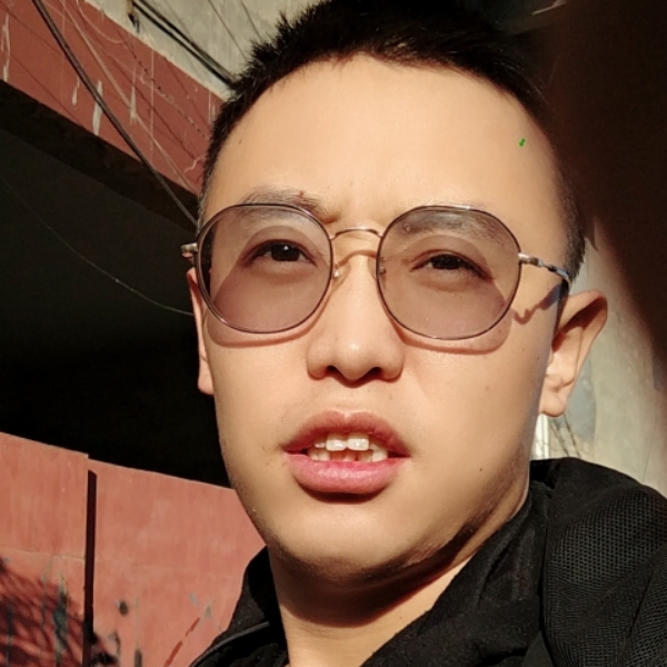 小 男 孩的照片