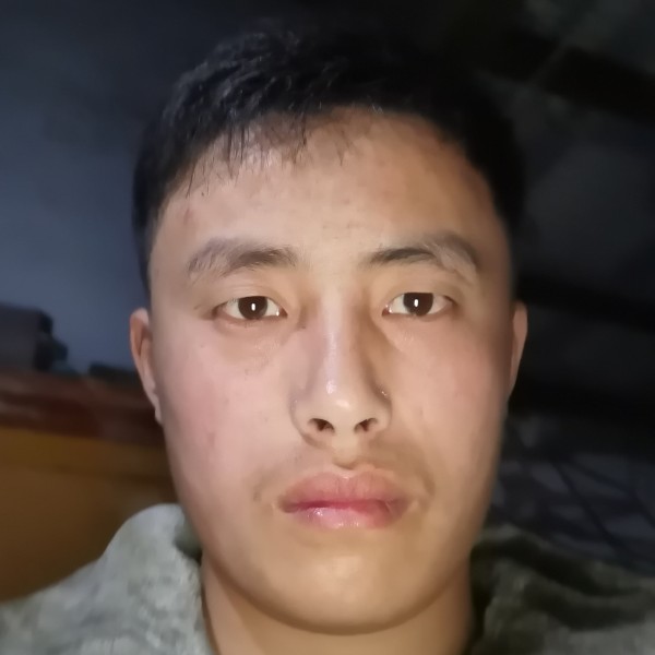 高挑凝眸电源的照片