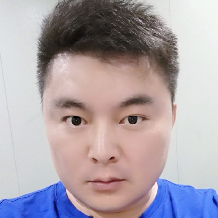 高高闻冰淇淋的照片