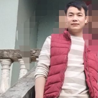 后来挽手微笑的照片