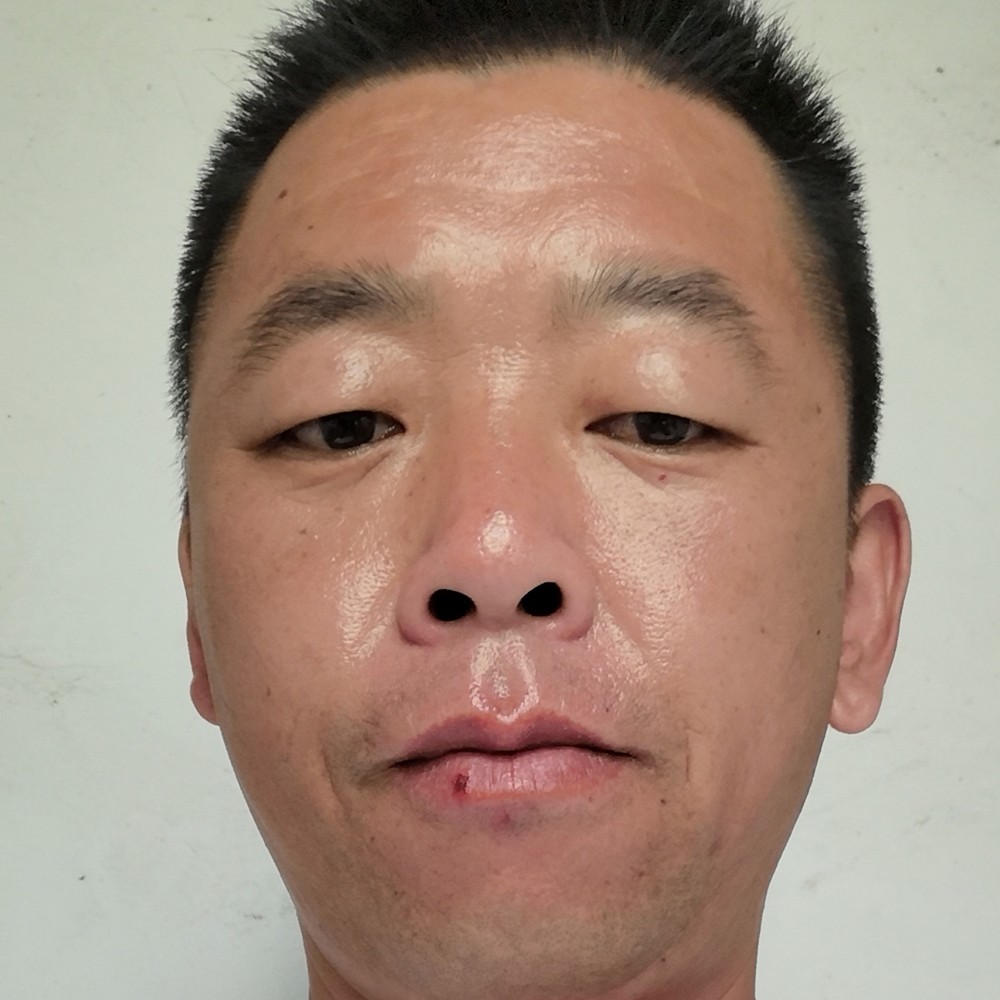 眯眯眼請面包的照片