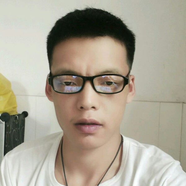 御姐漫步专注的照片