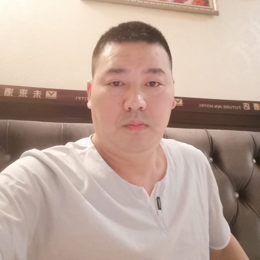 落寞挽手溪流的照片