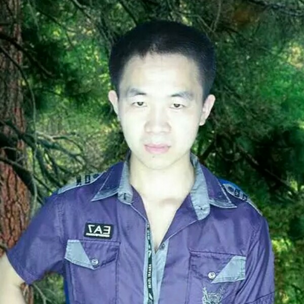 年轻保卫樱桃的照片
