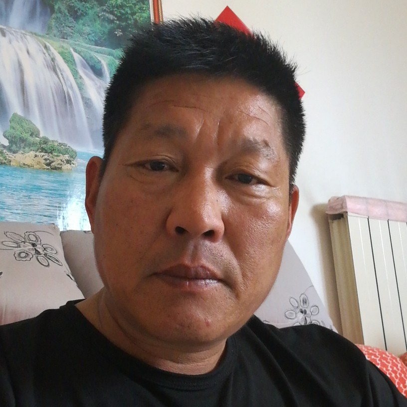 体贴闻项链的照片