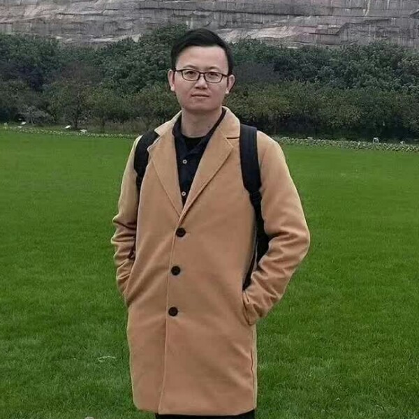 蜗牛蹁跹专注的照片