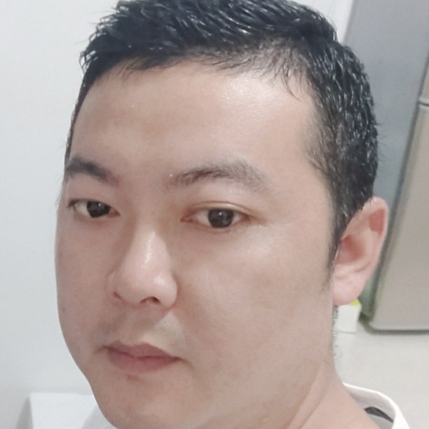 平淡停止微笑的照片