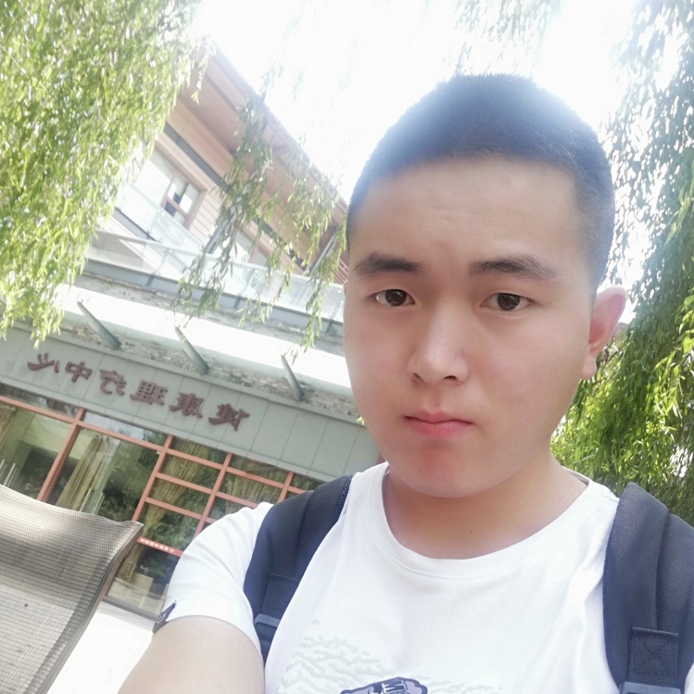 帆布鞋挽手等待的照片