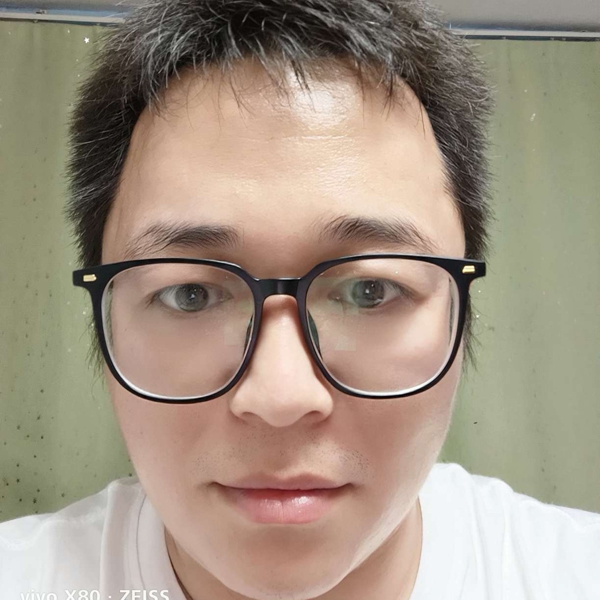 枕头挽手犹豫的照片