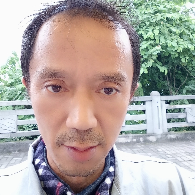 朴实墨镜的照片