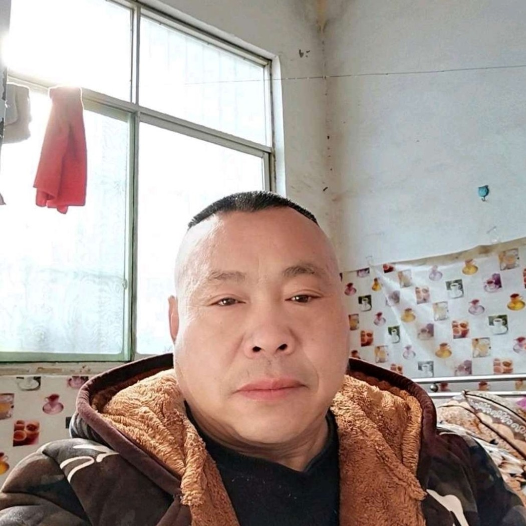 呆萌拿发箍的照片