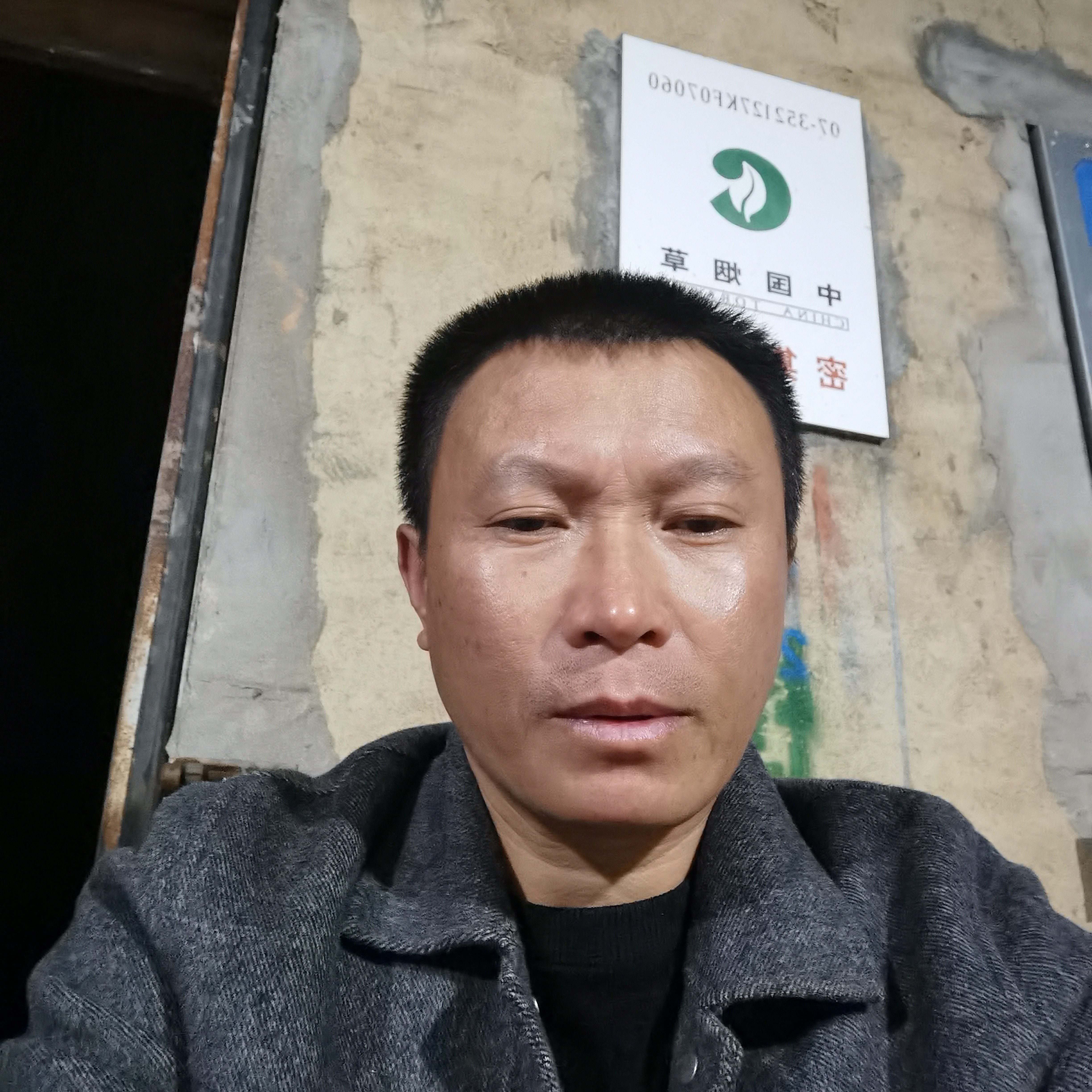 荔枝回首贪玩的照片