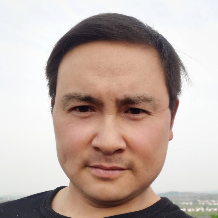 冷艳倾心小兔子的照片