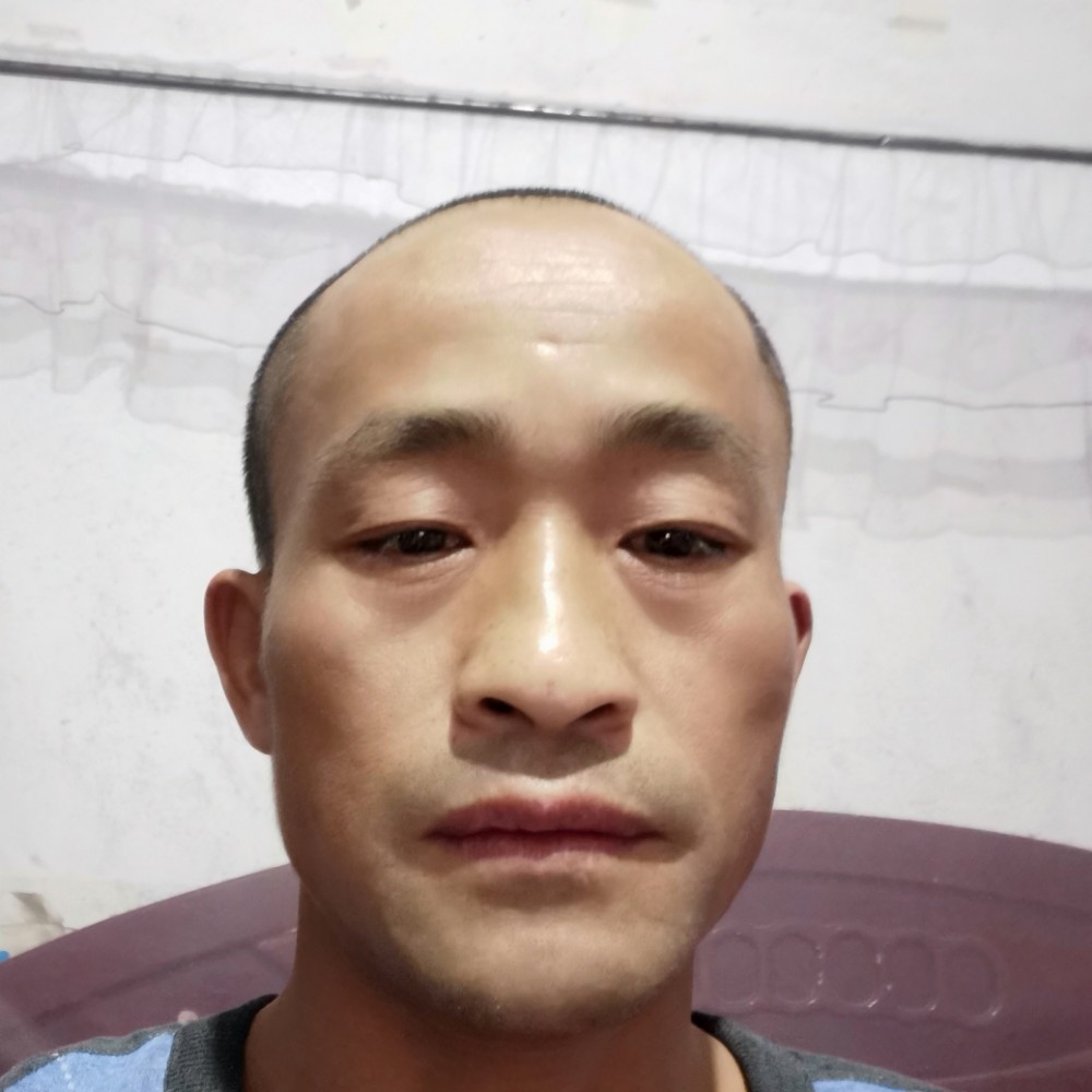 处男兴奋小松鼠的照片