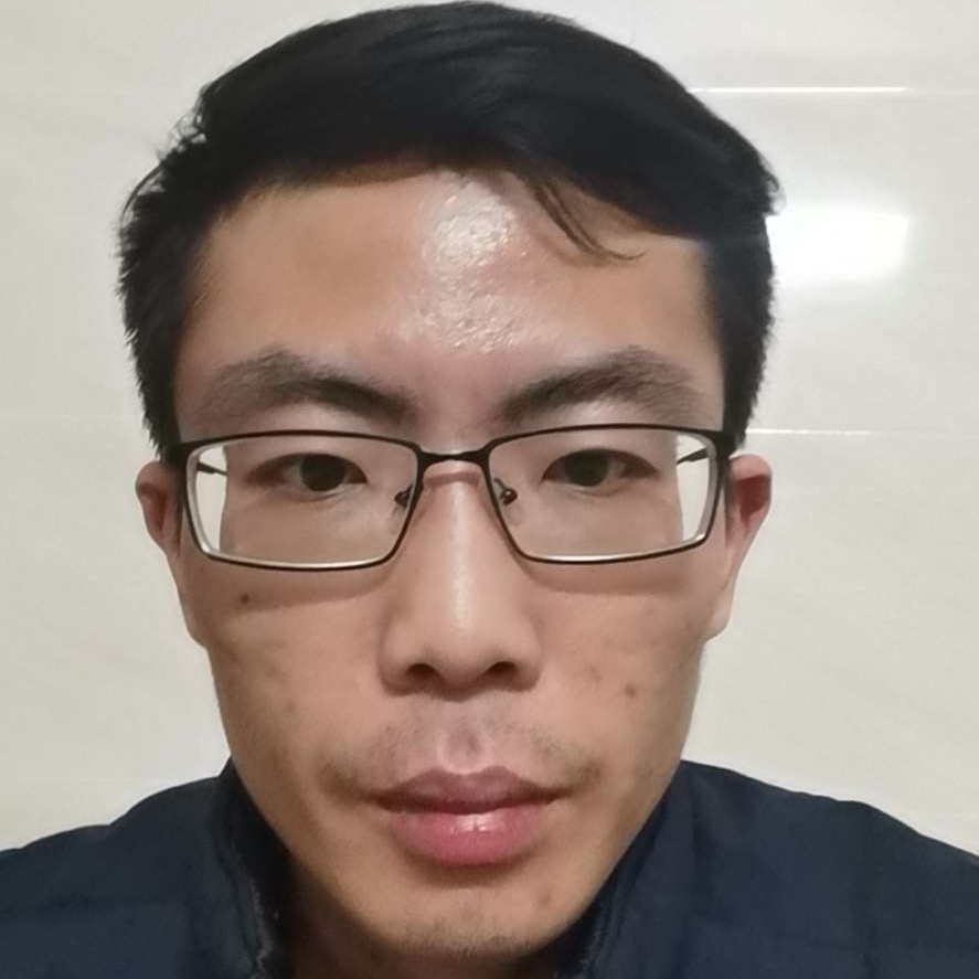 威武笑绿草的照片