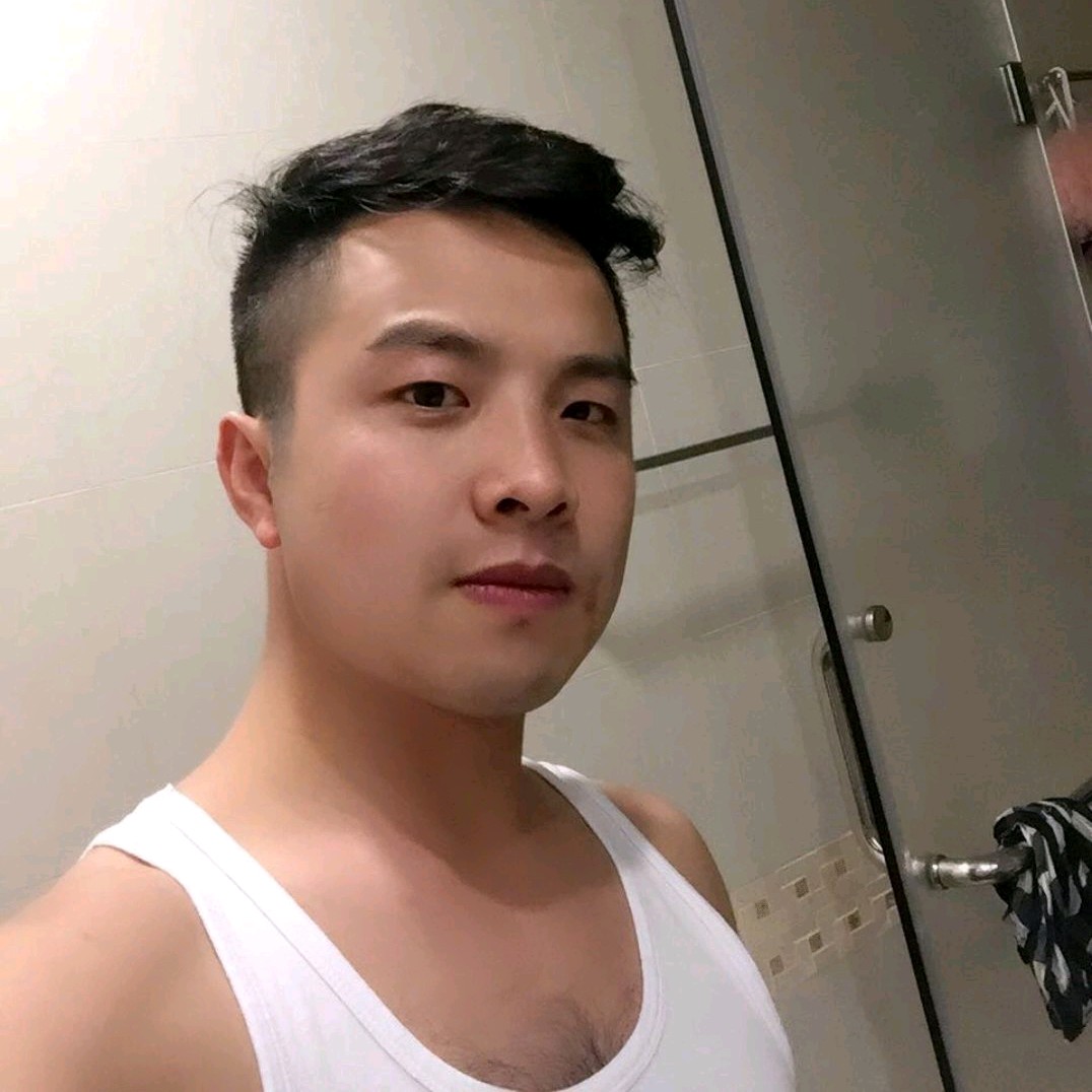 沉静挽手白云的照片