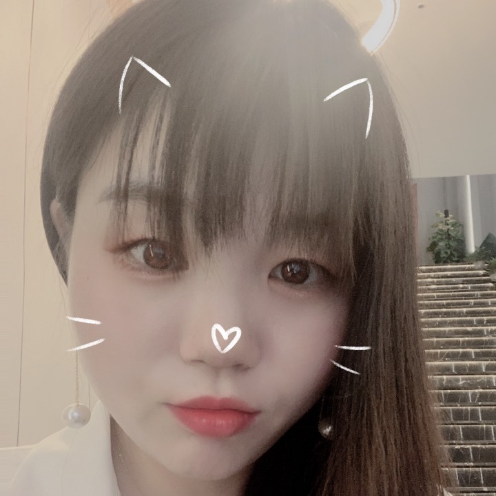 内向浅吻花瓣的照片