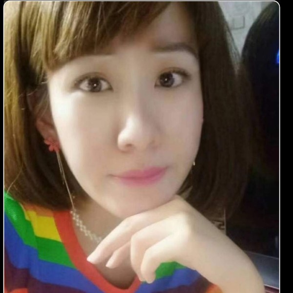 落拓回眸白猫的照片