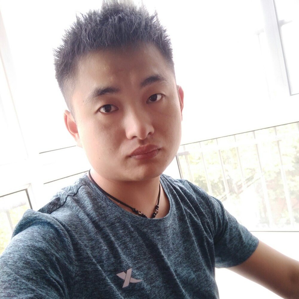 自信吃醋面包的照片