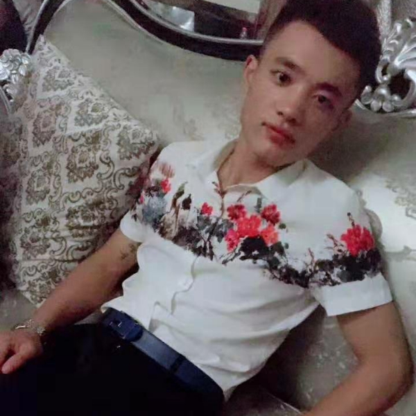 不会笑的人的照片
