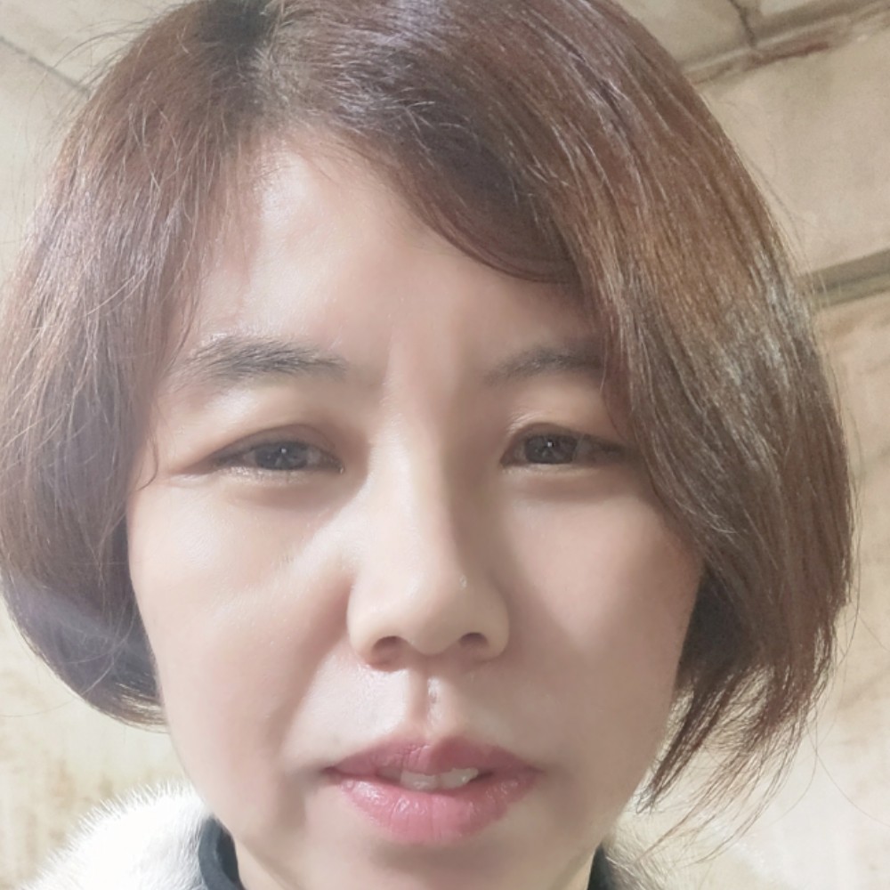 微笑笑哭泣的照片