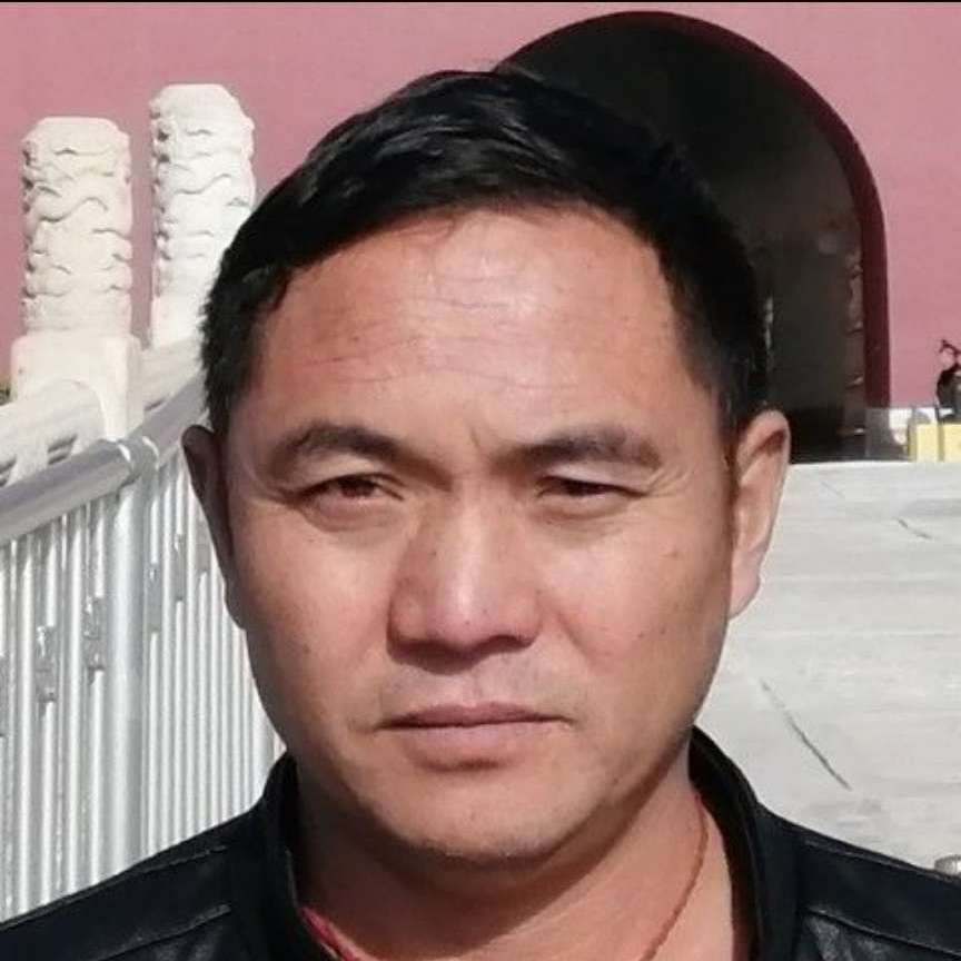 害羞漫步大山的照片