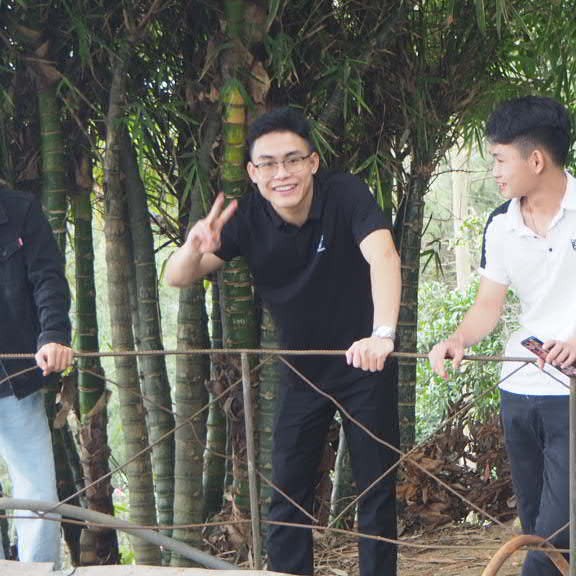 谨慎有白猫的照片