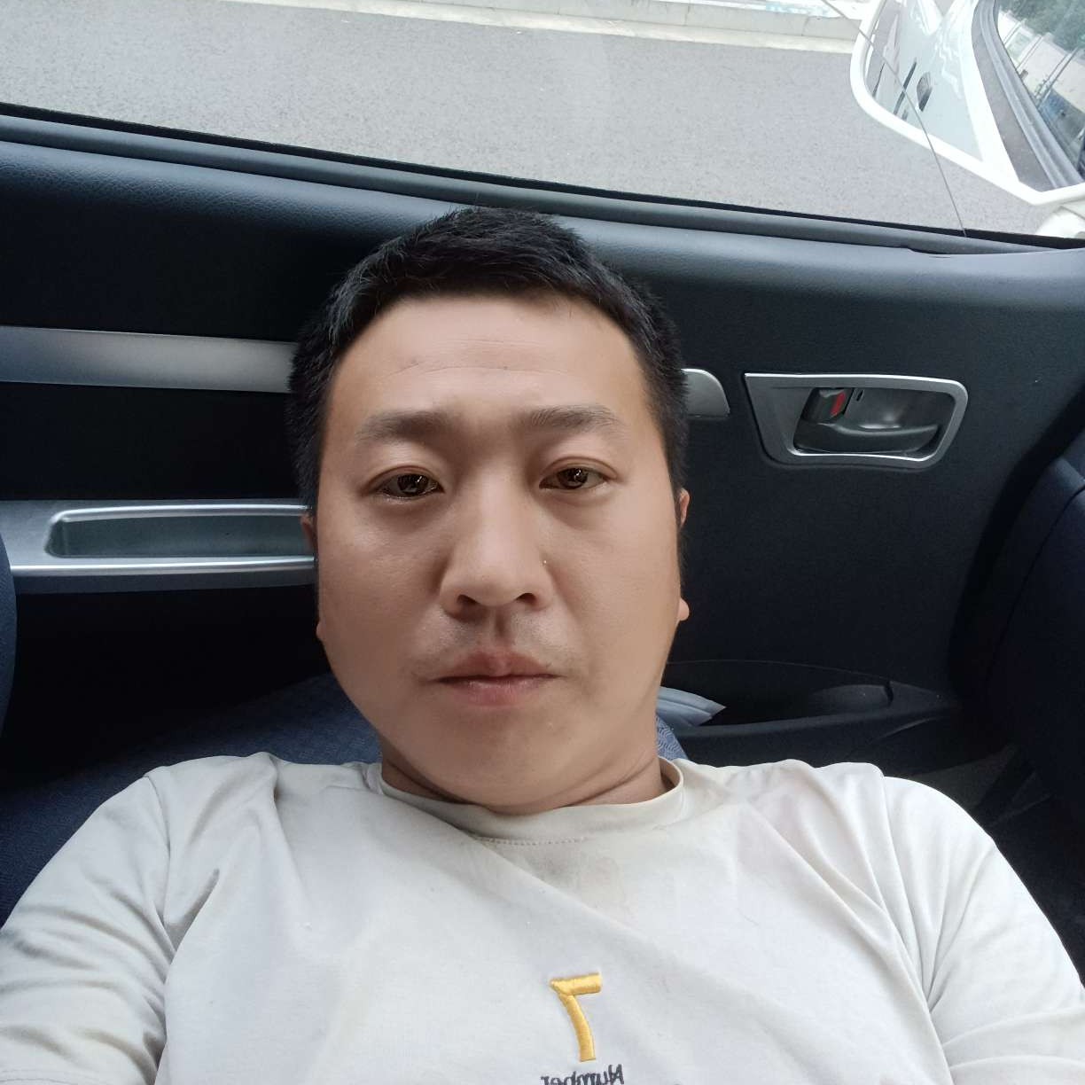 坦率蹙眉盼望的照片