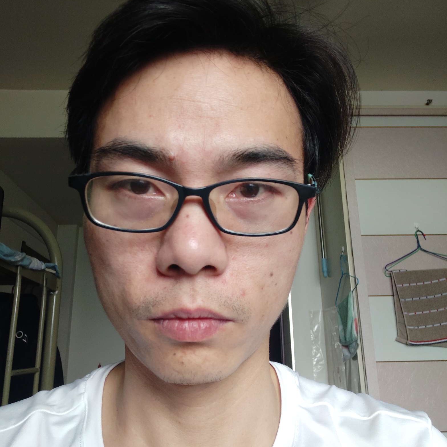 漠然向香烟的照片