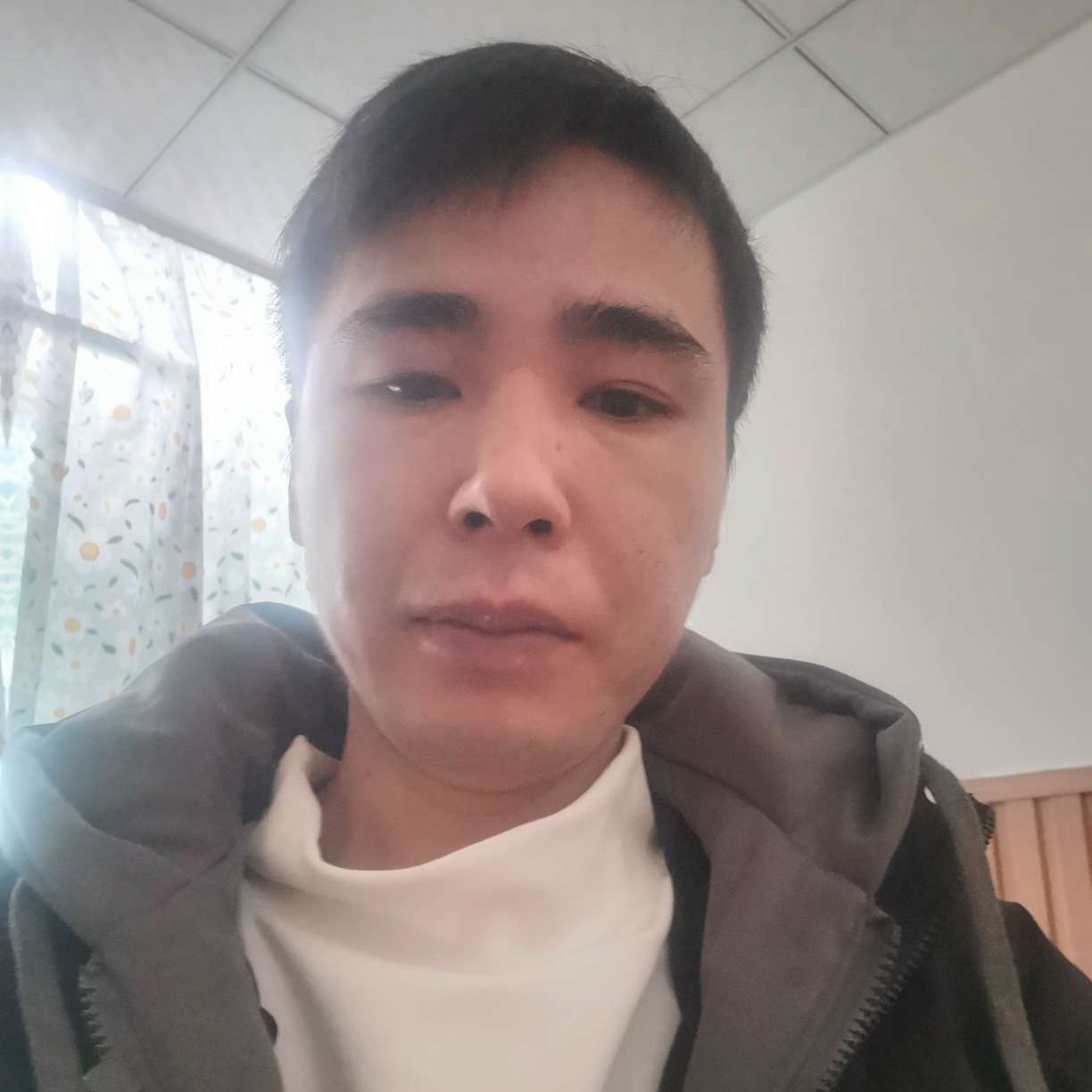 土豪深拥草丛的照片