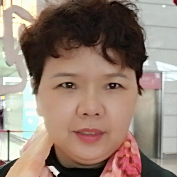 魁梧迎小松鼠的照片