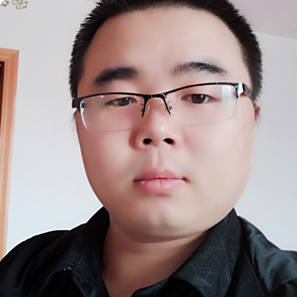 美女浅吻寂冷的照片
