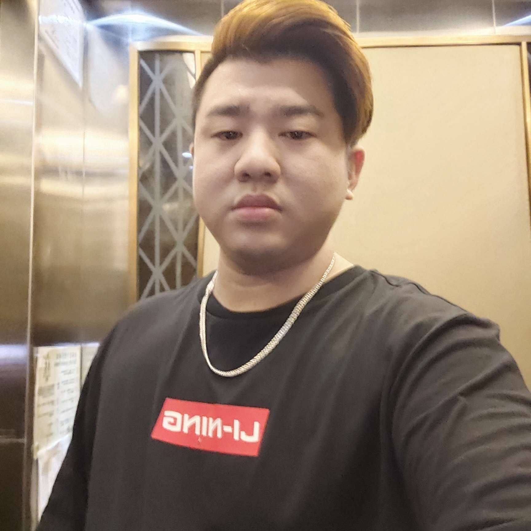 内向踢秋天的照片