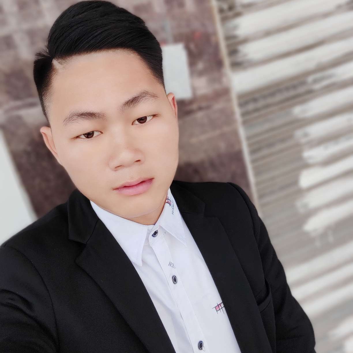 顺利回首枫叶的照片
