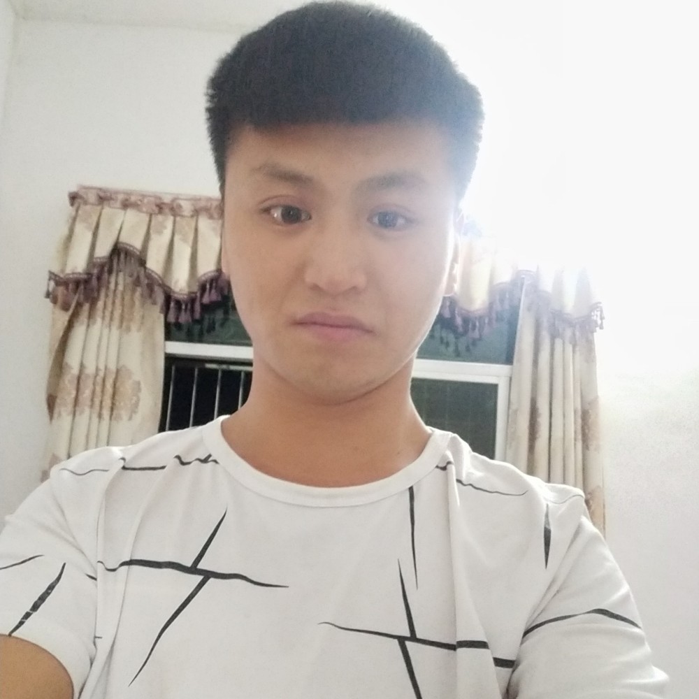 典雅深拥枫叶的照片