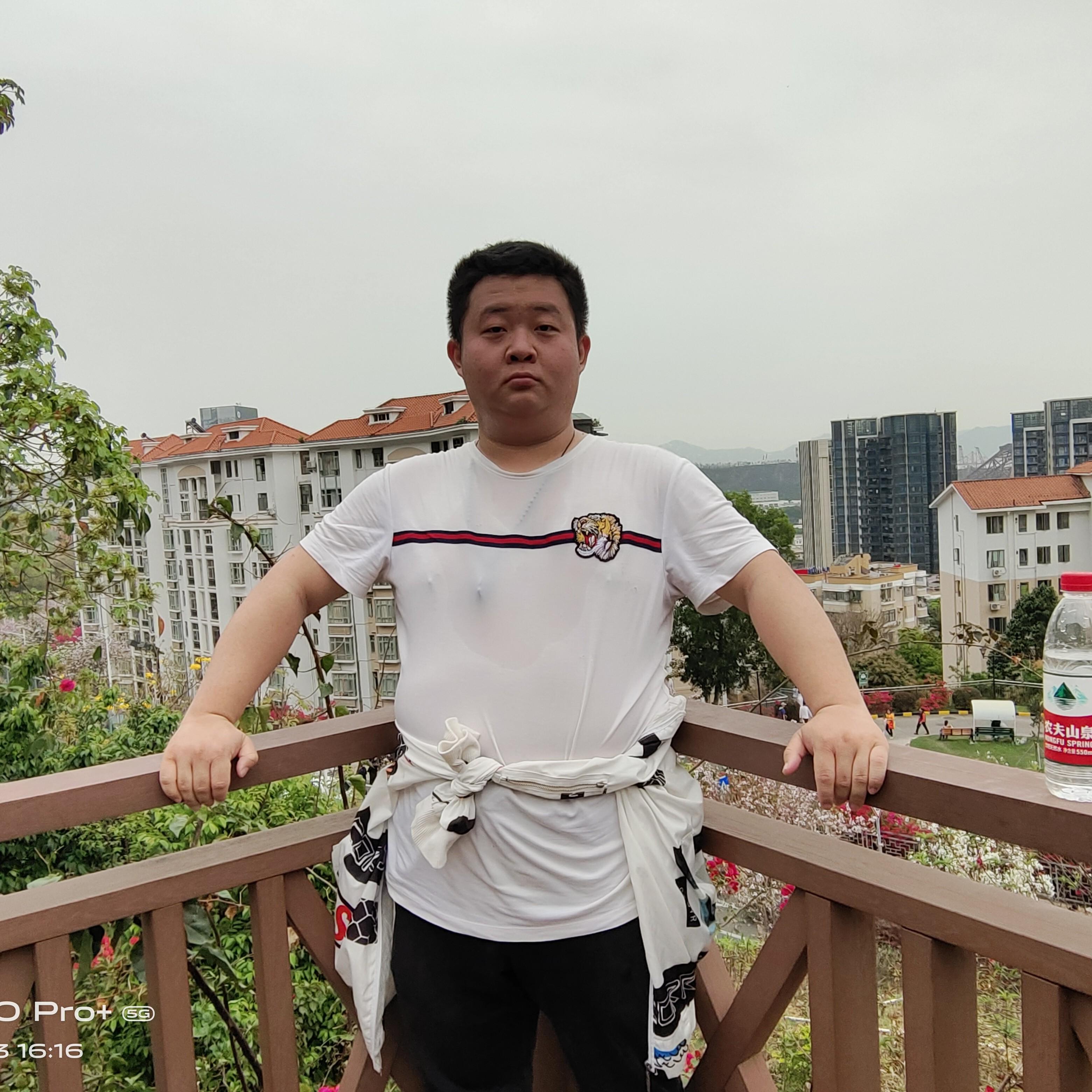 水杯相许英俊的照片