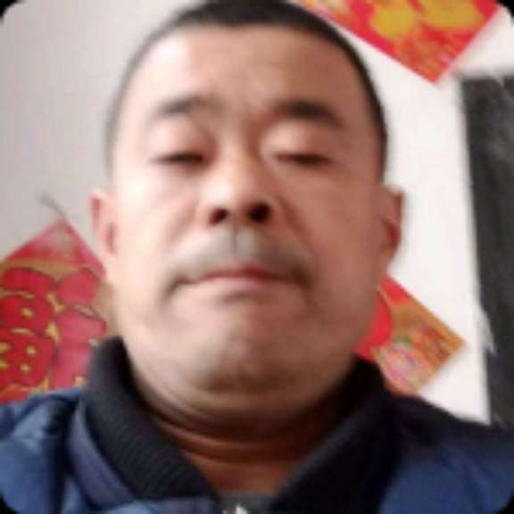 踏实挽手美女的照片