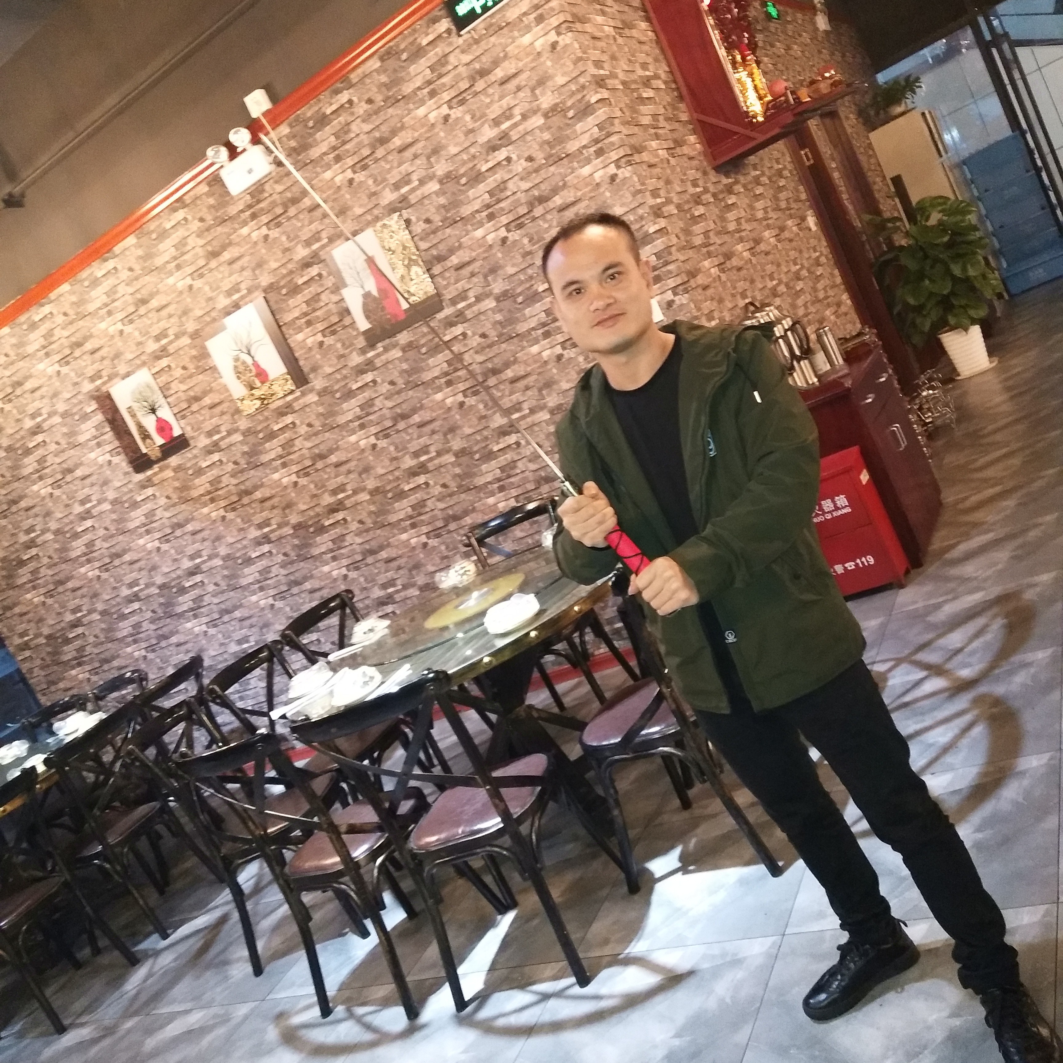 项链深拥友好的照片
