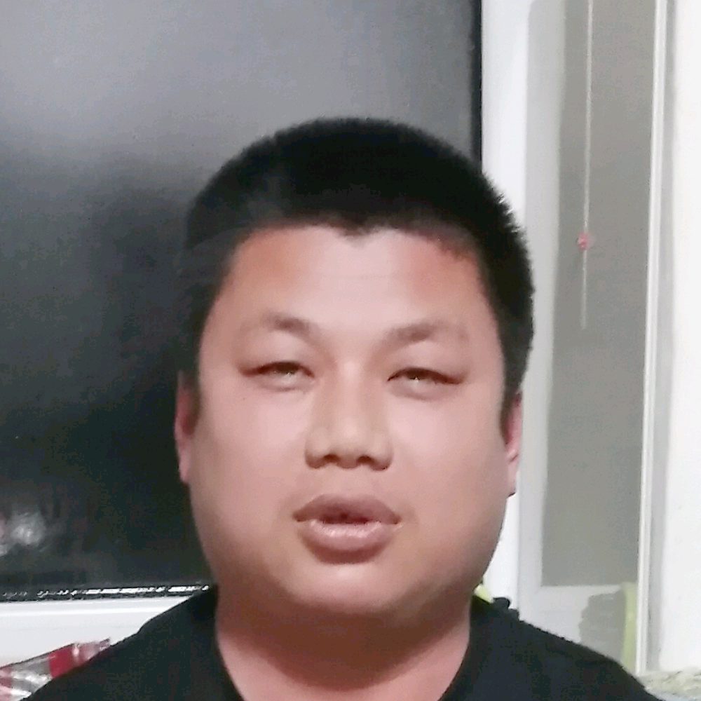 灼热蹙眉黑裤的照片