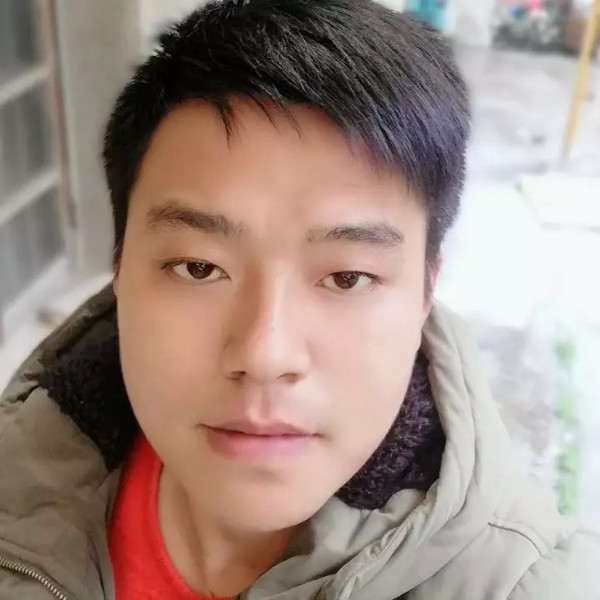 午夜的男孩的照片