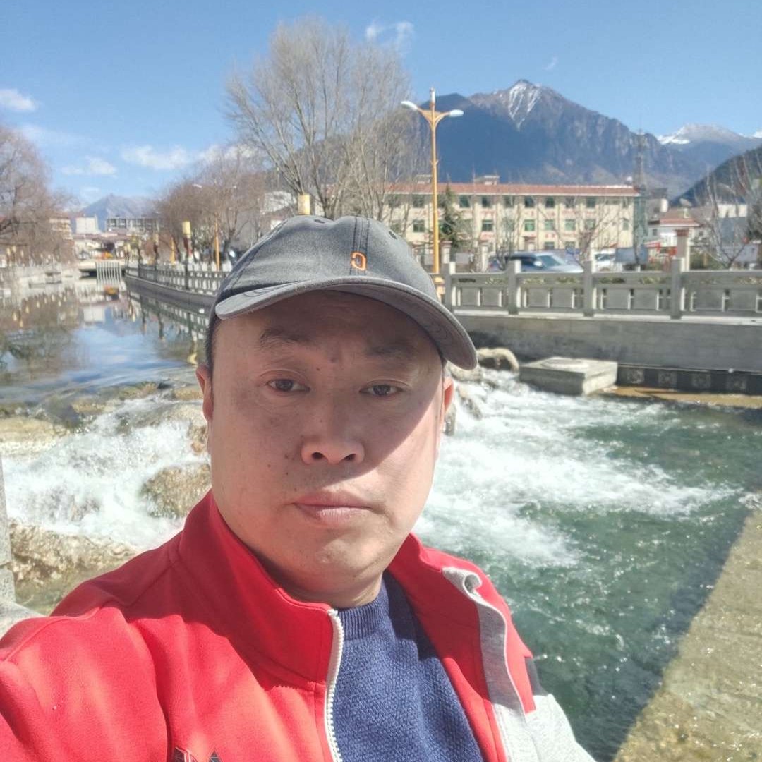 带着香烟流浪的人的照片