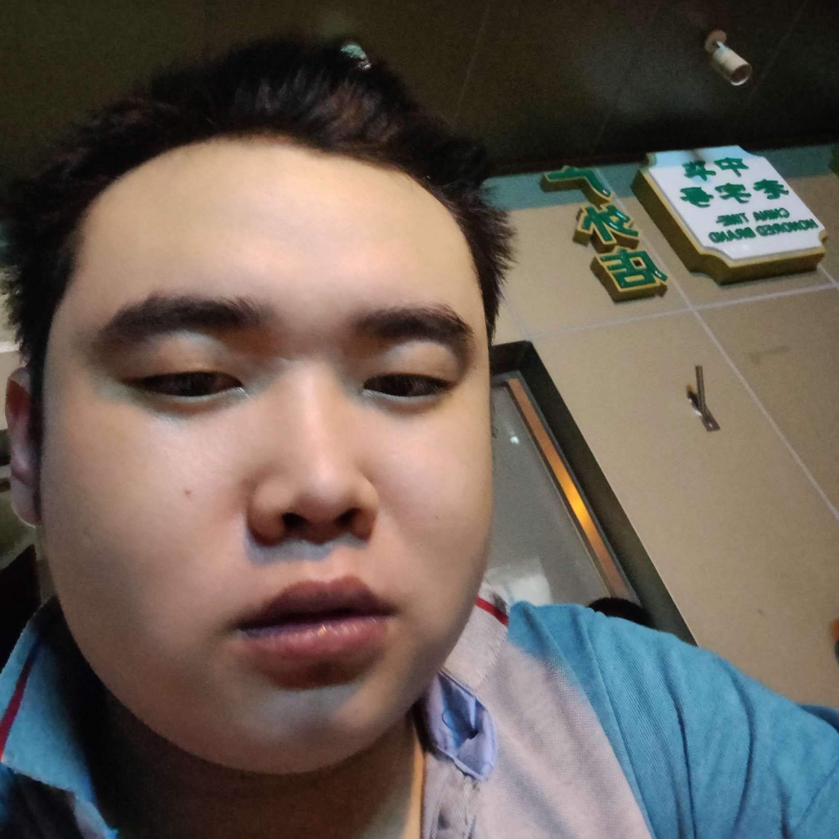 老虎保卫狂野的照片