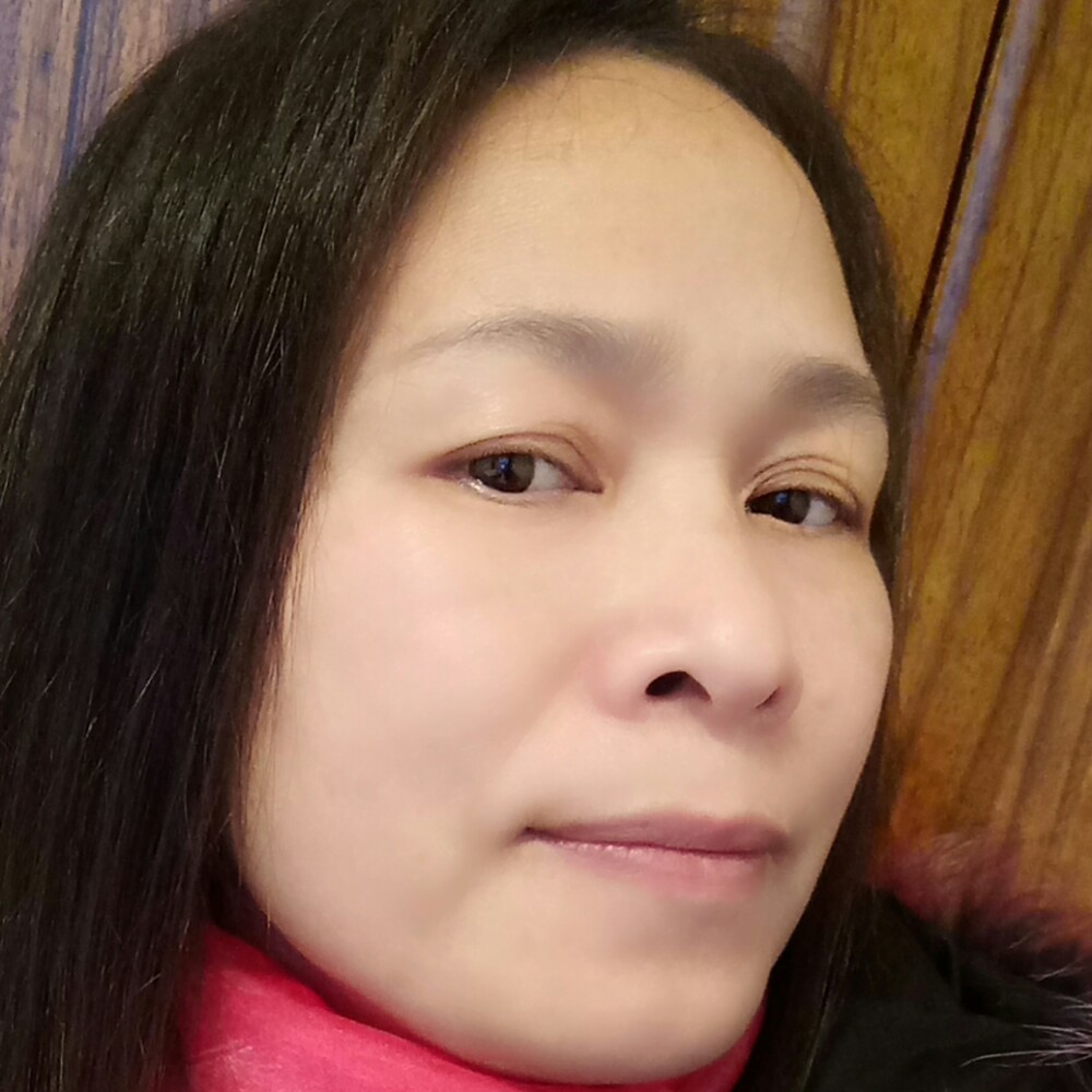 背后挽手白猫的照片