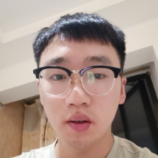 安详拿皮带的照片