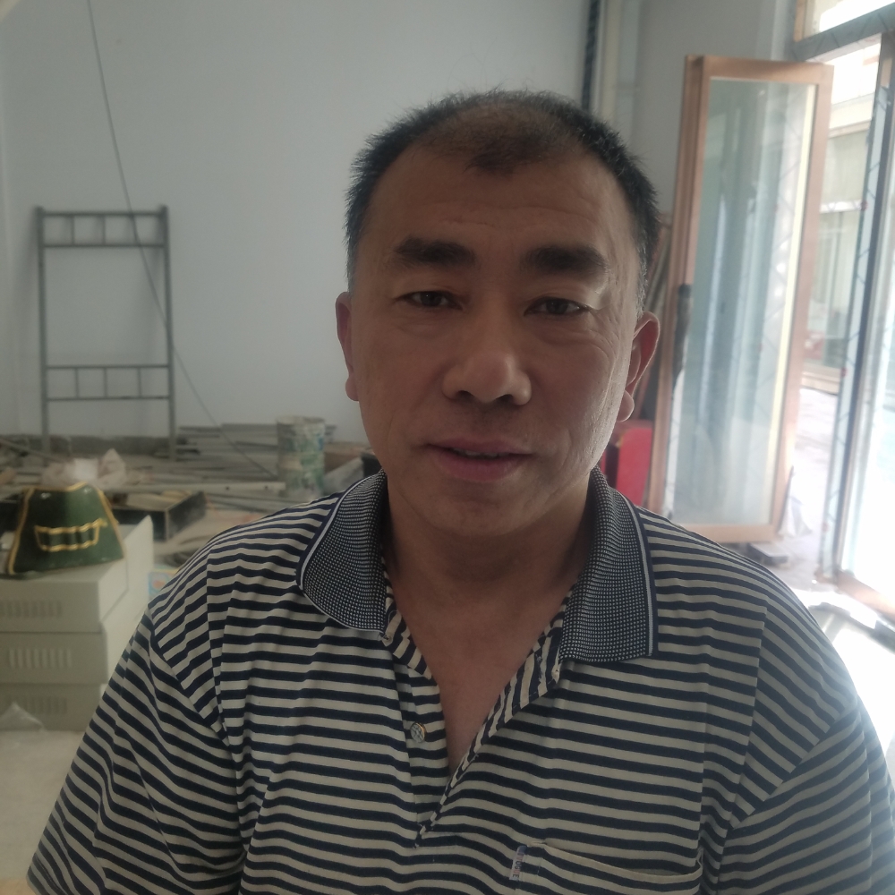 坚强回眸御姐的照片