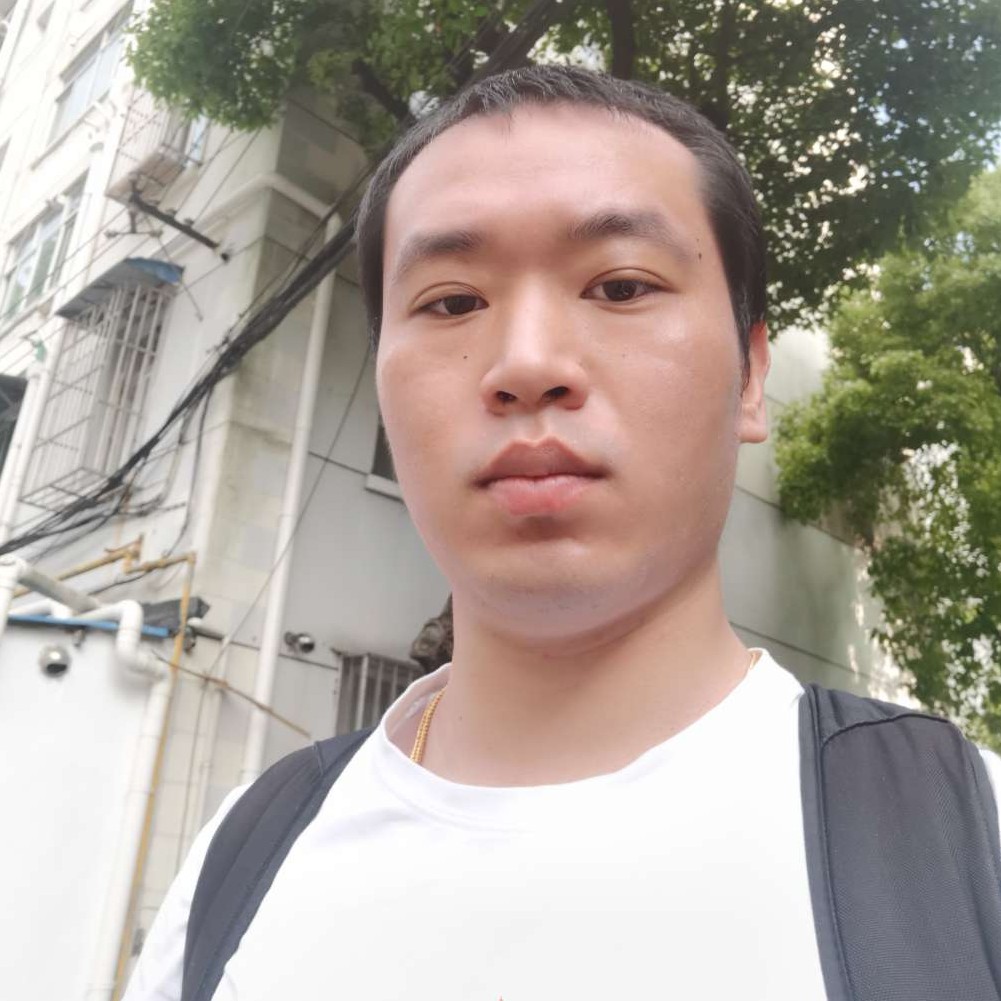 认真和电话的照片