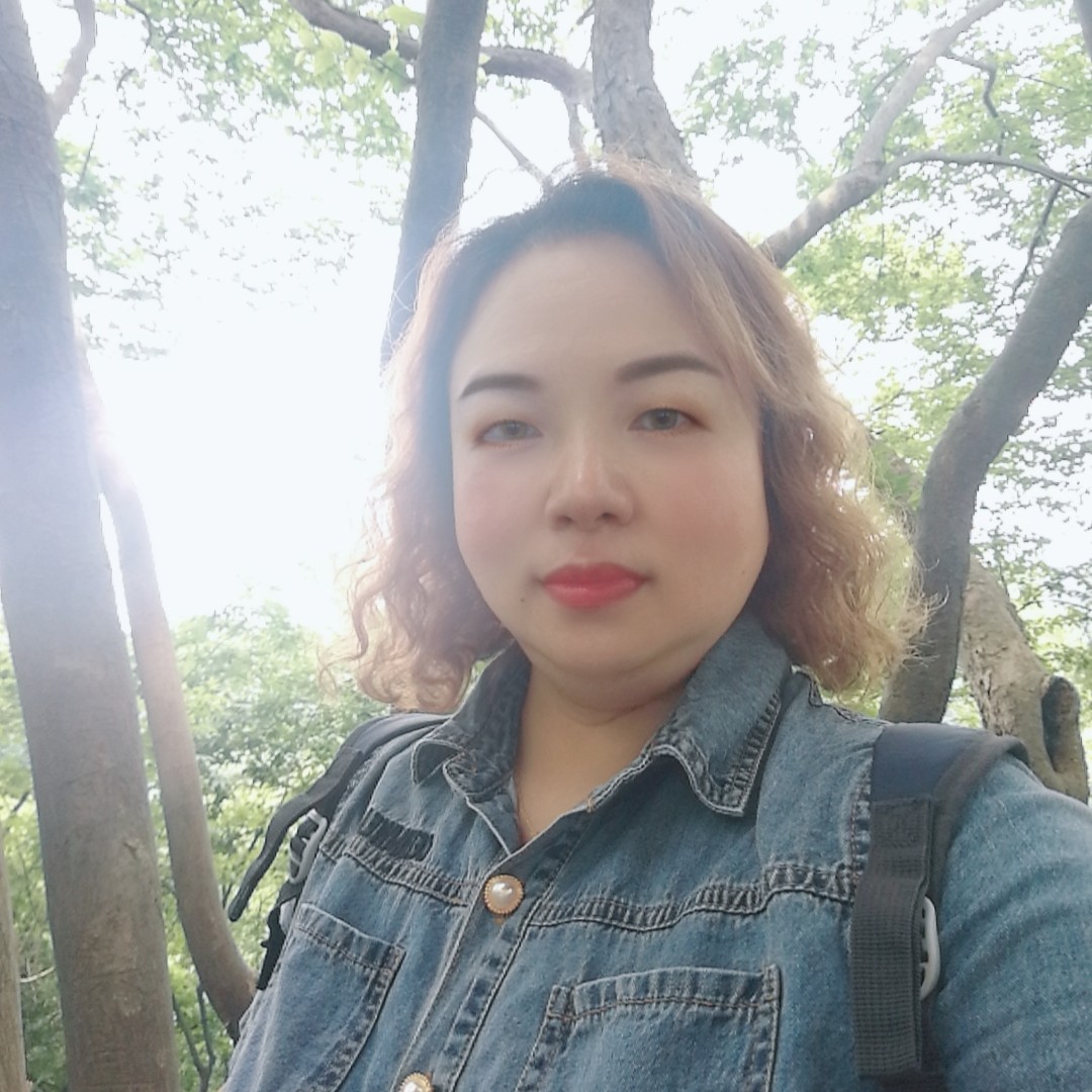 高高的红玫瑰的照片