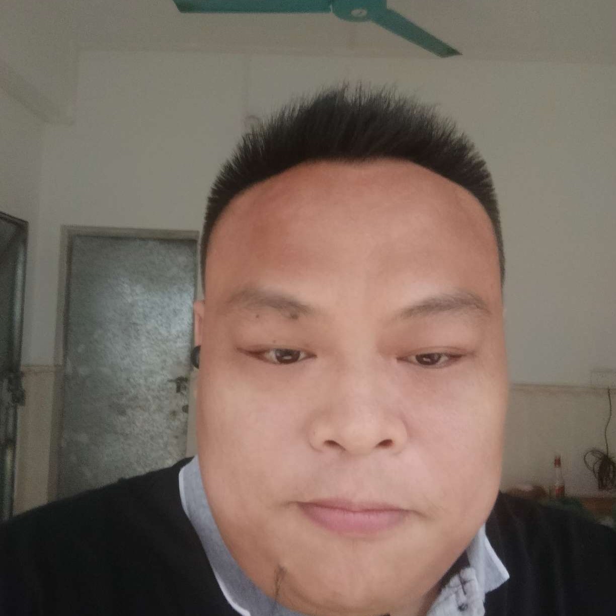青衫还俊秀的照片