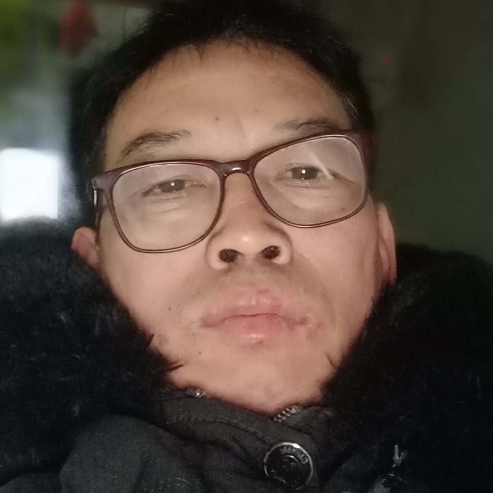 雄翱蓝天的照片