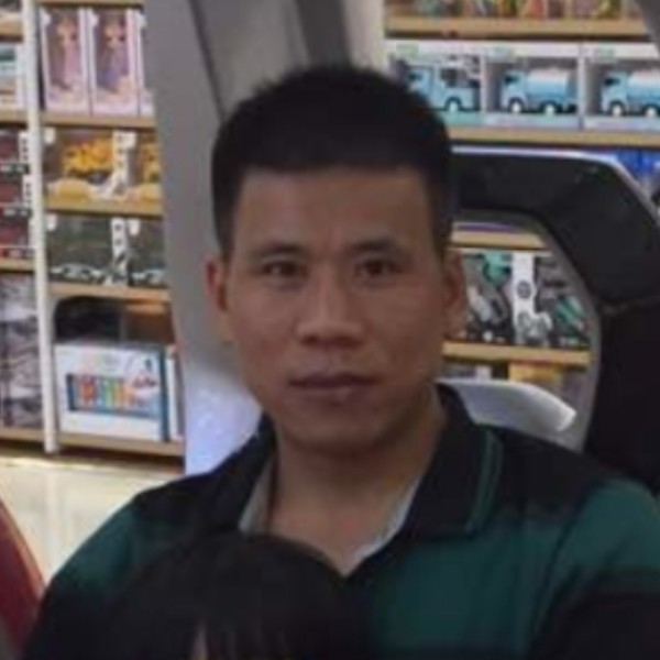 微笑踢可乐的照片